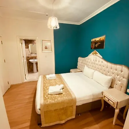Adora Hotell
