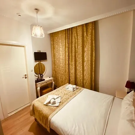 Adora Hotell