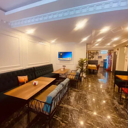 Hotel Adora 3*