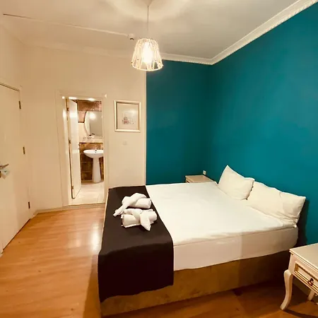 Hotel Adora 3*