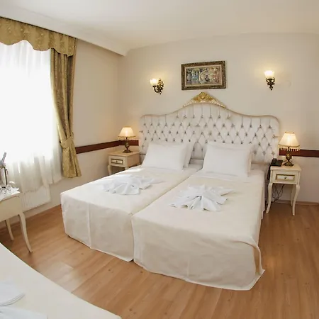 Adora 3*