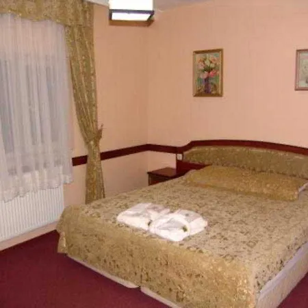 Hotell Adora 3*